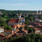 Didmiesčiuose metinis butų kainų augimas sparčiai lėtėja, o sostinėje pirkėjai delsia